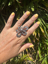 Load image into Gallery viewer, 1970s Flower Sterling Silver Ring
