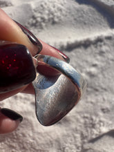 Load image into Gallery viewer, Mother of Pearl Inlay Flower Ring
