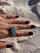 Load image into Gallery viewer, Mother of Pearl Inlay Flower Ring
