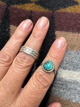 Load image into Gallery viewer, 1970s Classic Turquoise Stone Ring
