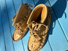 Load image into Gallery viewer, Leather Beaded Moccasins Boots -Size 7
