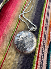 Load image into Gallery viewer, Round Circle Locket Necklace
