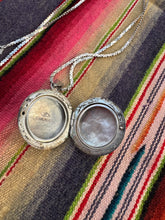 Load image into Gallery viewer, Round Circle Locket Necklace

