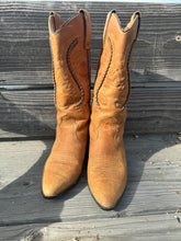 Load image into Gallery viewer, Twisted Leather Sides Cowboy Boots ~Size 7
