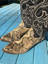 Load image into Gallery viewer, Mens Snakeskin Leather Boots~ Mens Size 9.5
