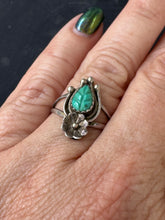 Load image into Gallery viewer, Flower Carved Feather Turquoise Ring
