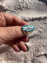Load image into Gallery viewer, Mother of Pearl Inlay Flower Ring
