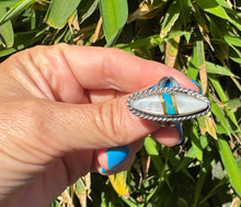 Load image into Gallery viewer, Vintage Mother of Pearl Turquoise Stripe Ring
