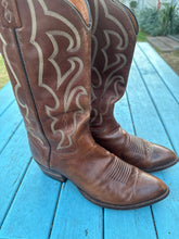 Load image into Gallery viewer, Classic Brown Cowboy Boots
