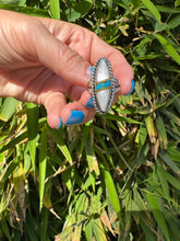 Load image into Gallery viewer, Vintage Mother of Pearl Turquoise Stripe Ring
