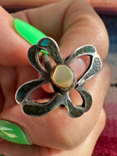 Load image into Gallery viewer, Vintage Flower Cutout Ring
