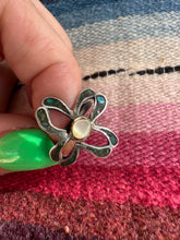 Load image into Gallery viewer, Vintage Flower Cutout Ring
