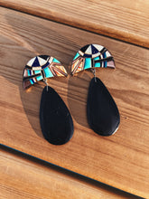 Load image into Gallery viewer, Santo Domingo Pueblo Tear Drop Earrings
